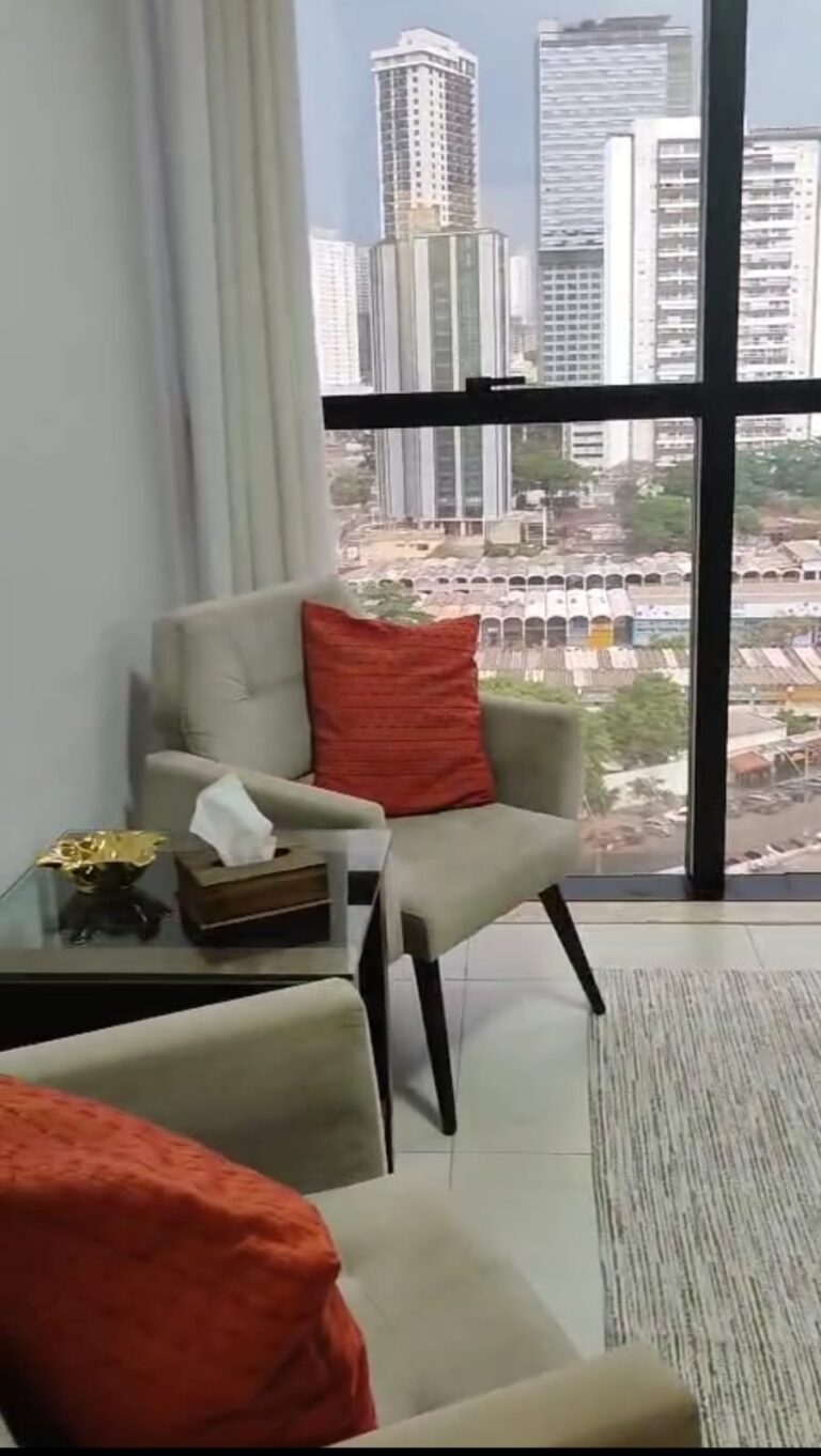 Espaço de atendimento da Mariluci com poltrona e decoração acolhedora